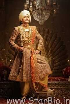Jisshu Sengupta exudes royalty as Raja Gangadhar Rao in Manikarnika