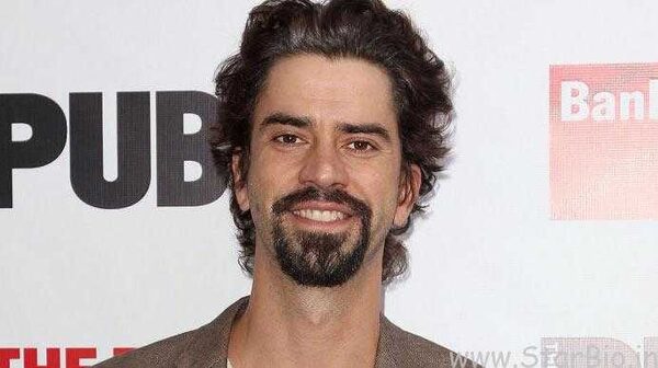Hamish Linklater Married, Wife, Height, Age, Wiki & Net Worth
