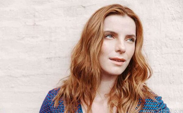 Betty Gilpin Married, Husband, Height, Net Worth, Age, Parents