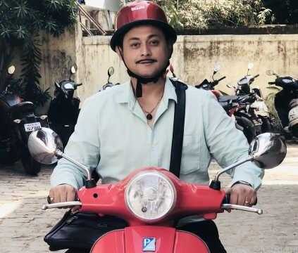 Swapnil Joshi turns into an office-going common man in Mogra Phulala