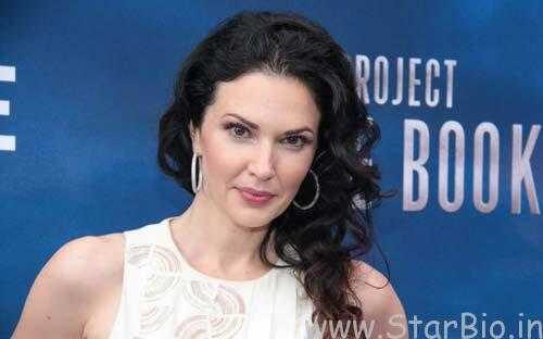 Laura Mennell photo