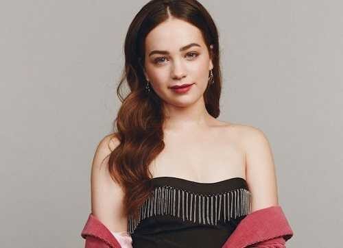 Photo of an actress Mary Mouser