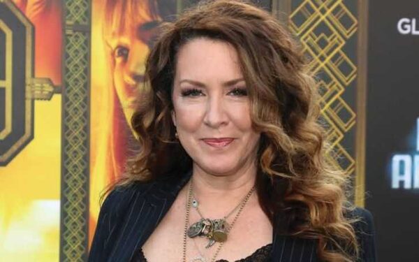 Joely Fisher in black clothes